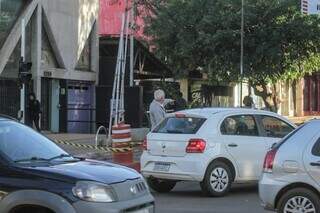 Dono de estacionamento assumiu função do &#34;tira o cone, põe o cone&#34;. (Foto: Marcos Maluf)