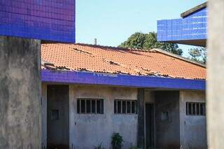 Algumas das telhas que já foram levadas durante furto. (Foto: Henrique Kawaminami)