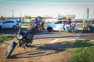 Idoso estava atravessando faixa de pedestres, quando foi atingido por motociclista. (Foto: Henrique Kawaminami)