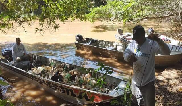 Volunt&aacute;rios retiram mais de 1,5 tonelada de lixo do Rio Negro