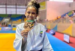 Aléxia Nascimento com a medalha de ouro conquistada em Porto Velho (Foto: Divulgação)
