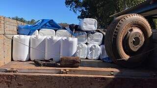 Galões de agrotóxico contrabandeado no caminhão (Foto: Divulgação | PMA)