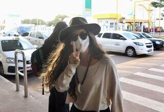 Allanis Guillen, atriz que interpreta Juma, chegando no aeroporto de Campo Grande. (Foto: Paulo Francis)