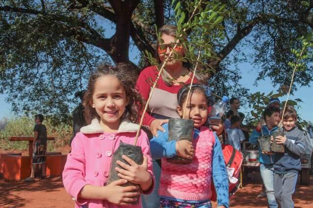 Bairro ganha 144 &aacute;rvores para evitar que moradores &ldquo;colham preju&iacute;zos&quot;