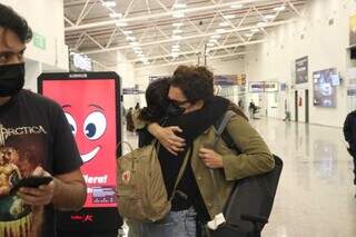 Isabel Texeira, que interpreta Maria Bruaca, abraçando fã no aeroporto. (Foto: Paulo Francis/Campo Grande News)