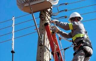 Funcionário consertando fiação elétrica de rede em MS. (Foto: Divulgação) 