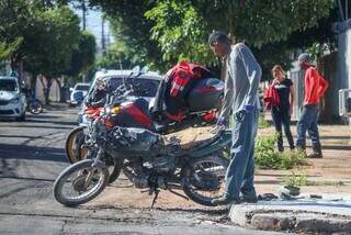 Motociclista confere destruição de moto que havia acabado de comprar, nesta segunda-feira. (Foto: Henrique Kawaminami)