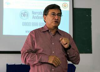 O médico psiquiatra Marcos Estevão durante palestra para agentes penitenciários em 2019 (Foto: Agepen MS/Divulgação)