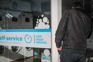 Cliente entra em lavanderia que oferece self-service (Foto: Marcos Maluf)