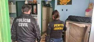 Perícia e policiais na casa da vítima, local onde ocorreu o crime. (Foto: MS Todo Dia) 