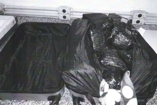 Mulher deixa filhas com m&atilde;e doente e &eacute; presa com 15 kg de haxixe na mala