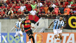 Jogadores em campo durante a partida desta noite (13). (Foto/Divulgação: Anderson Stevens/Sport Club do Recife)