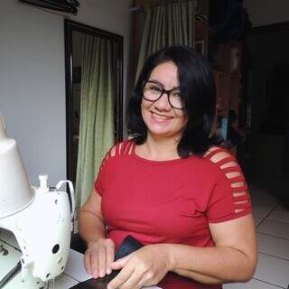 NIlda, mãe de Deise, é costureira há 20 anos e também faz parte da Voxa. (Foto: Divulgação)