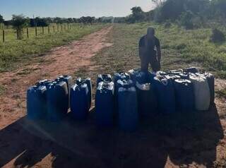 Galões encontrados que abasteriam aeronave com droga. (Foto: Ponta Porã News)