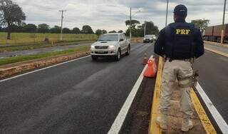 Policial rodoviário federal durante fiscalização no Estado. (Foto: Divulgação | PRF)