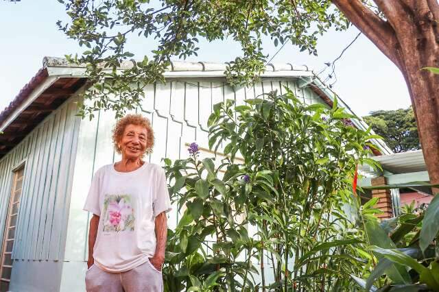 Casa de madeira resiste h&aacute; 51 anos e dona escuta elogio at&eacute; hoje