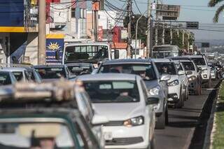 Trânsito tumultuado na Av. Eduardo Elias Zahran após acidente (Foto: Marcos Maluf)