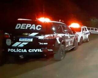 Viatura da Polícia Civil e carro da perícia no local do crime (Foto: Direto das Ruas)