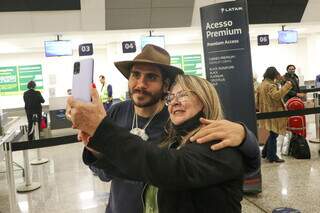Gabriel Sater tirando foto com fã no aeroporto de Campo Grande. (Foto: Paulo Francis)