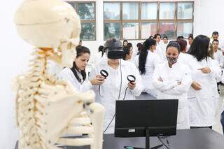 Realidade virtual com os alunos da Rede CETEPS. (Foto: Henrique Kawaminami)