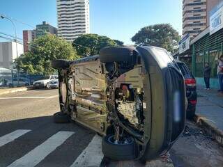 Veículo Tracker tombou no cruzamento da Maracaju com a Arhur Jorge. (Foto: Idaicy Solano)
