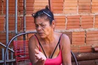 Dona de casa Nair da Conceição dos Santos, de 55 anos, mora na Rua Principal Número Um, trecho da BR-262 no bairro Núcelo Industrial. (Foto: Henrique Kawaminani)