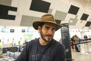 Gabriel Sater no aeroporto de Campo Grande, antes do embarque nesta quarta-feira. (Foto: Paulo Francis)
