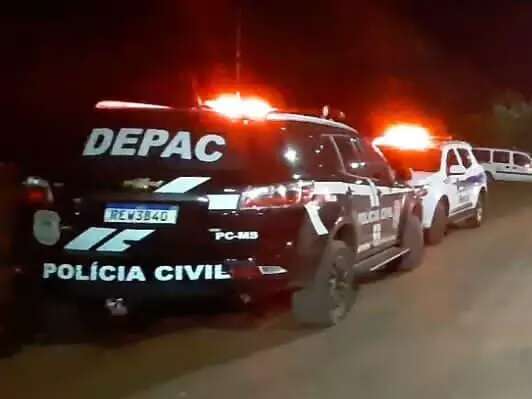 Homem &eacute; morto com tiro nas costas em terreno baldio