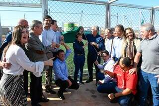 Governador Reinaldo Azambuja e demais autoridades descerram placa de inauguração da arena. (Foto: Bruno Rezende/Governo MS)