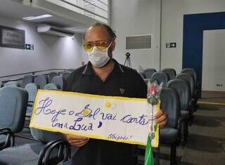 Fã, Elias Rodrigues Santana, de 48 anos, chegou ao local com uma plaquinha em que estava escrito “Hoje o sol vai cantar com a lua&#34;. (Foto: Paulo Francis)