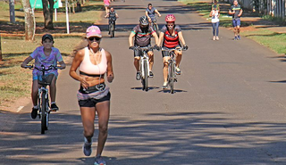 Corredores e ciclistas aproveitam manhã no Parque dos Poderes (Foto: Chico Ribeiro/Governo MS)