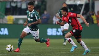 O jogador Gabriel Veron, do Palmeiras, disputa bola com o jogador Gabriel Baralhas, do Atlético, durante partida válida pela décima segunda rodada do Campeonato Brasileiro. (Foto: Cesar Greco)