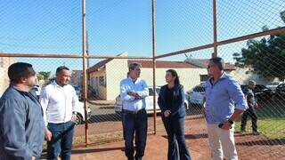 Prefeita e os secretários durante a visita nos bairros da Capital. (Foto: Diogo Gonçalves)