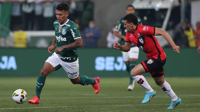 Palmeiras vence o Atl&eacute;tico-GO por 4 a 2 e se isola na lideran&ccedil;a do Brasileir&atilde;o 