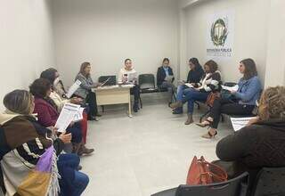 Reunião da equipe responsável por executar a busca aos filhos de vítimas de feminicídio no Estado. (Foto: Divulgação)