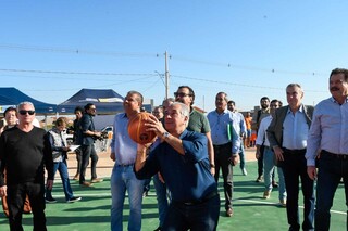 Governador Reinaldo Azambuja faz arremesso de bola em pista de basquetebol na arena inaugurada hoje. (Foto: Bruno Rezende/Governo MS)