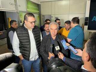 Alan Guedes e Reinaldo Azambuja durante entrevista coletiva. (Foto: Direto das Ruas)