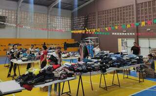 Voluntários fazem os últimos preparativos para bazar que acontece neste sábado, a partir das 18h. (Foto: Divulgação)