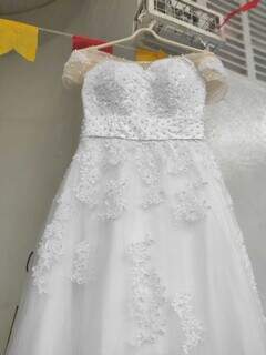 Vestido de noiva está entre os itens que serão vendidos em bazar. (Foto: Divulgação)