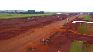 Obra da terraplanagem do aeroporto teve atraso por causa do solo da região (Foto: Chico Ribeiro)