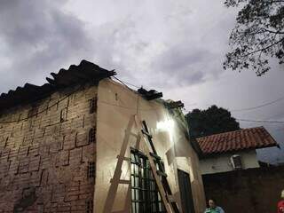 Galho atingiu telhado de casa e deixou vazamento no forro. (Foto: Kísie Ainoã)