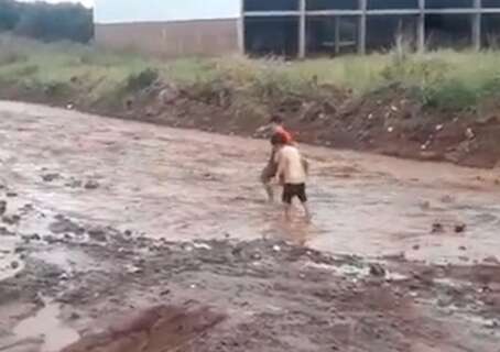 Chuva faz rua virar rio de lama e deixa moradores ilhados 