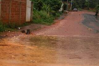 Chuva no Nossa Senhora das Graças, em Campo Grande. (Foto: Henrique Kawaminami)