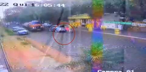 Vídeo mostra momento em que motociclista cai e morre atingida por caminhão 