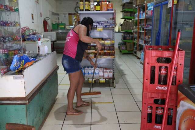 Sexta de temporal teve registros de alagamentos, quedas de &aacute;rvore e falta de luz
