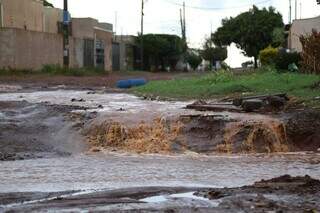 Rua ou cachoeira? No Nova Campo Grande, onde não há asfalto a população pena. (Foto: Kísie Ainoã)