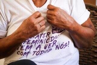 Mãe usa camiseta alusiva à lutra contra feminicídio. (Foto: Henrique Kawaminami)