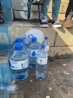 Únicas garrafas de água disponibilizadas para a torcida do Náutico após reclamações. (Foto: Direto das Ruas) 