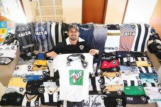 Botafoguense, Pedro Felipe Almeida Sá tem coleção extensa de camisetas. (Foto: Henrique Kawaminami)