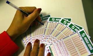 Mulher faz suas apostas em casa lotérica (Foto: Agência Brasil)